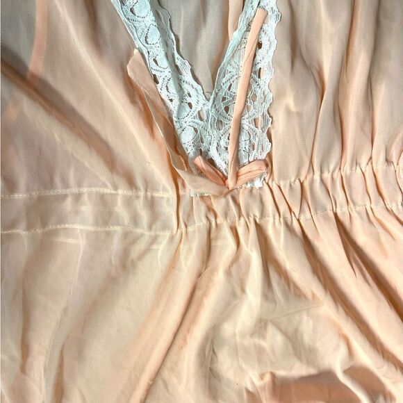 Lovely Vintage 1960s Peach Lace Trim Pin-Up Nylon Slip Nightgown - Picture 8 of 8